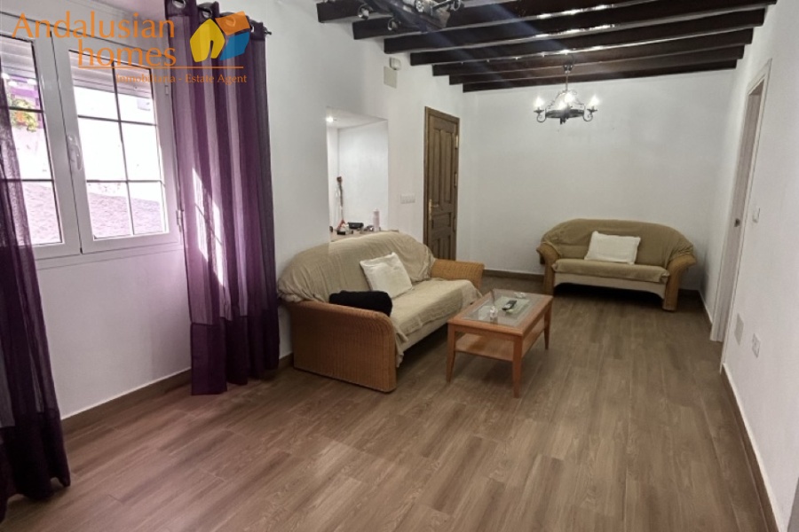 Álora property for sale, casa en venta en Álora, townhouse in Andalusia, casa típica andaluza, property in Málaga, vivienda con piscina, buy house in Spain, comprar casa en Andalucía, charming village home, casa rural con vistas, real estate in Guadalhorce Valley, propiedad cerca del Caminito del Rey, holiday home in Álora, inversión inmobiliaria en España, Spanish property investment, casa con terraza y jardín, inland Costa del Sol property, vivir en Álora, Andalusian townhouse for sale
