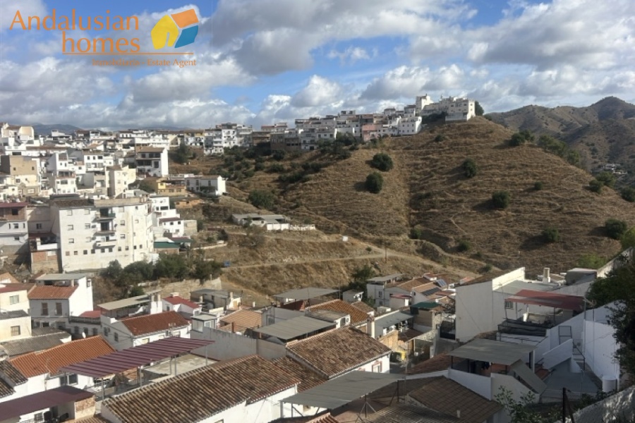 Álora property for sale, casa en venta en Álora, townhouse in Andalusia, casa típica andaluza, property in Málaga, vivienda con piscina, buy house in Spain, comprar casa en Andalucía, charming village home, casa rural con vistas, real estate in Guadalhorce Valley, propiedad cerca del Caminito del Rey, holiday home in Álora, inversión inmobiliaria en España, Spanish property investment, casa con terraza y jardín, inland Costa del Sol property, vivir en Álora, Andalusian townhouse for sale
