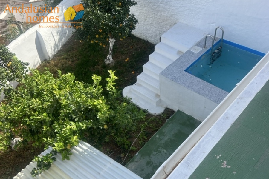 Álora property for sale, casa en venta en Álora, townhouse in Andalusia, casa típica andaluza, property in Málaga, vivienda con piscina, buy house in Spain, comprar casa en Andalucía, charming village home, casa rural con vistas, real estate in Guadalhorce Valley, propiedad cerca del Caminito del Rey, holiday home in Álora, inversión inmobiliaria en España, Spanish property investment, casa con terraza y jardín, inland Costa del Sol property, vivir en Álora, Andalusian townhouse for sale
