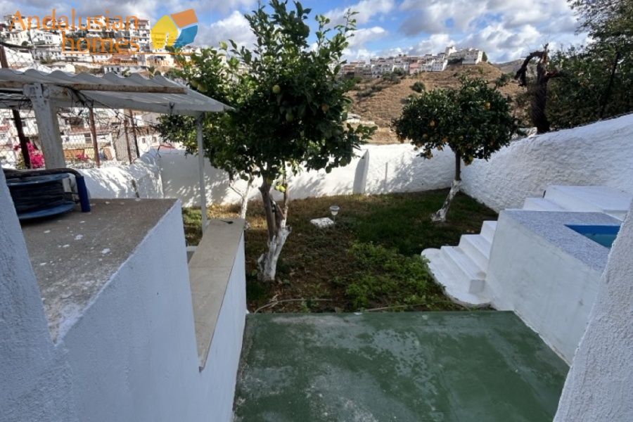 Álora property for sale, casa en venta en Álora, townhouse in Andalusia, casa típica andaluza, property in Málaga, vivienda con piscina, buy house in Spain, comprar casa en Andalucía, charming village home, casa rural con vistas, real estate in Guadalhorce Valley, propiedad cerca del Caminito del Rey, holiday home in Álora, inversión inmobiliaria en España, Spanish property investment, casa con terraza y jardín, inland Costa del Sol property, vivir en Álora, Andalusian townhouse for sale
