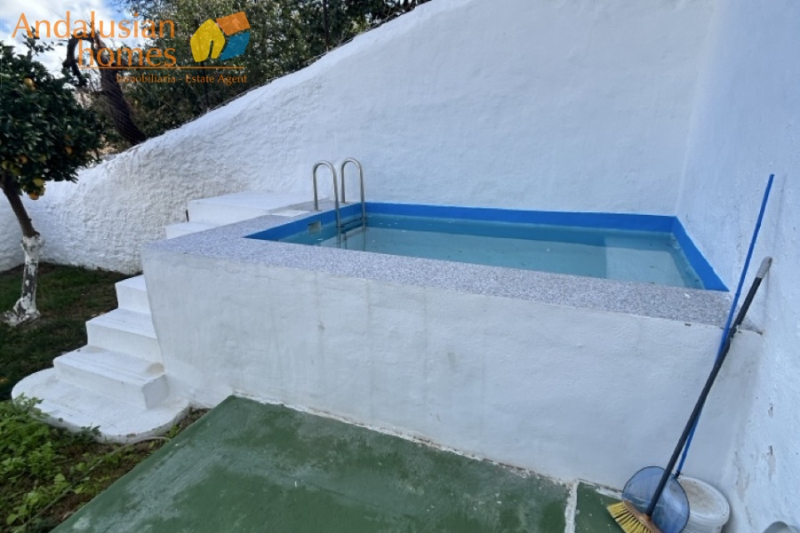 Álora property for sale, casa en venta en Álora, townhouse in Andalusia, casa típica andaluza, property in Málaga, vivienda con piscina, buy house in Spain, comprar casa en Andalucía, charming village home, casa rural con vistas, real estate in Guadalhorce Valley, propiedad cerca del Caminito del Rey, holiday home in Álora, inversión inmobiliaria en España, Spanish property investment, casa con terraza y jardín, inland Costa del Sol property, vivir en Álora, Andalusian townhouse for sale
