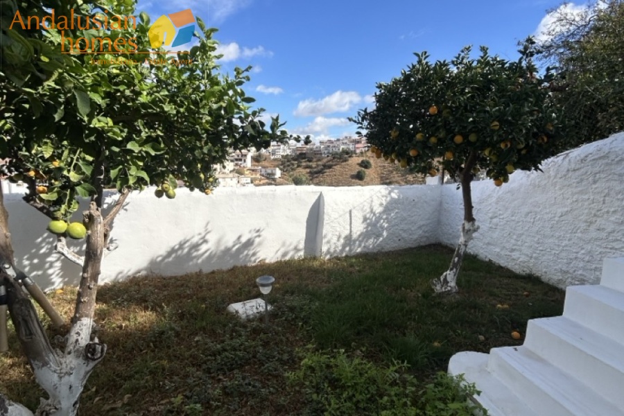 Álora property for sale, casa en venta en Álora, townhouse in Andalusia, casa típica andaluza, property in Málaga, vivienda con piscina, buy house in Spain, comprar casa en Andalucía, charming village home, casa rural con vistas, real estate in Guadalhorce Valley, propiedad cerca del Caminito del Rey, holiday home in Álora, inversión inmobiliaria en España, Spanish property investment, casa con terraza y jardín, inland Costa del Sol property, vivir en Álora, Andalusian townhouse for sale
