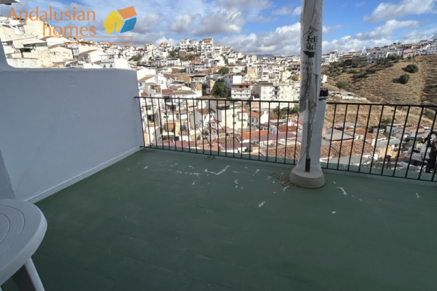Álora property for sale, casa en venta en Álora, townhouse in Andalusia, casa típica andaluza, property in Málaga, vivienda con piscina, buy house in Spain, comprar casa en Andalucía, charming village home, casa rural con vistas, real estate in Guadalhorce Valley, propiedad cerca del Caminito del Rey, holiday home in Álora, inversión inmobiliaria en España, Spanish property investment, casa con terraza y jardín, inland Costa del Sol property, vivir en Álora, Andalusian townhouse for sale

