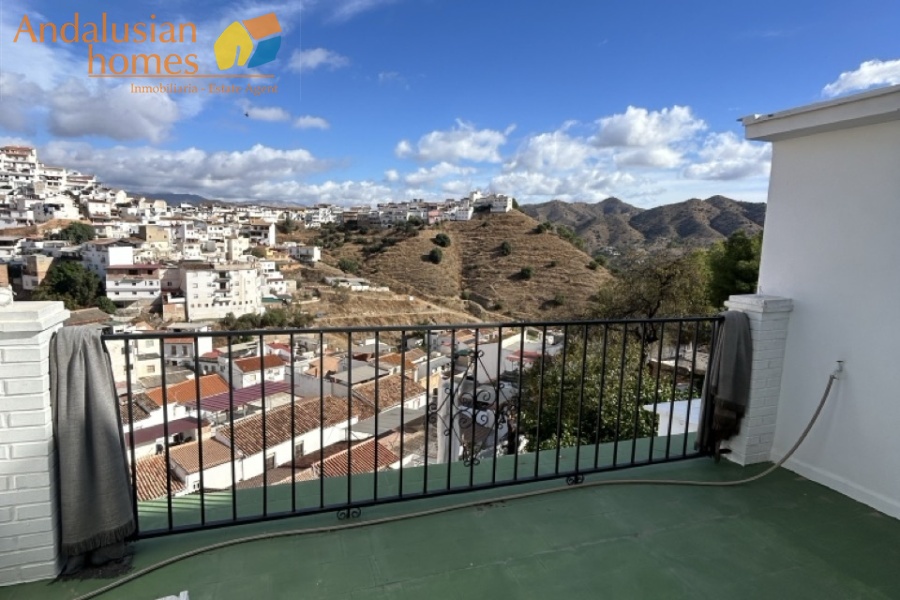 Álora property for sale, casa en venta en Álora, townhouse in Andalusia, casa típica andaluza, property in Málaga, vivienda con piscina, buy house in Spain, comprar casa en Andalucía, charming village home, casa rural con vistas, real estate in Guadalhorce Valley, propiedad cerca del Caminito del Rey, holiday home in Álora, inversión inmobiliaria en España, Spanish property investment, casa con terraza y jardín, inland Costa del Sol property, vivir en Álora, Andalusian townhouse for sale
