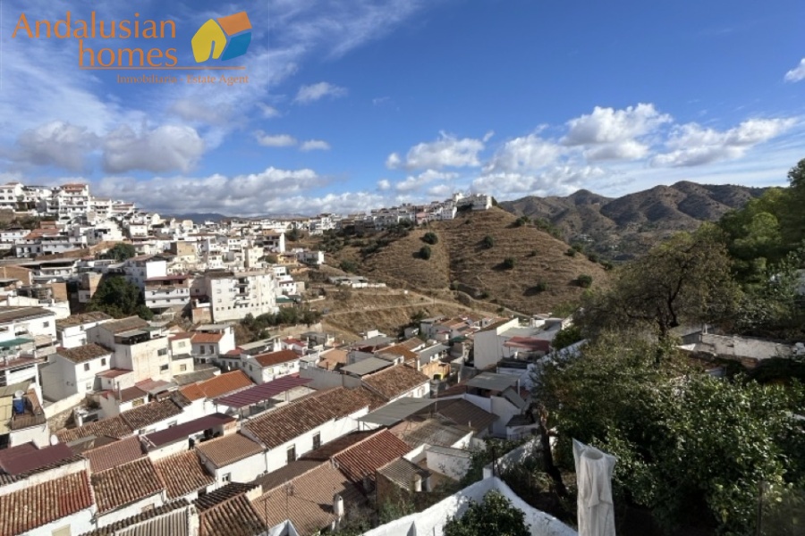Álora property for sale, casa en venta en Álora, townhouse in Andalusia, casa típica andaluza, property in Málaga, vivienda con piscina, buy house in Spain, comprar casa en Andalucía, charming village home, casa rural con vistas, real estate in Guadalhorce Valley, propiedad cerca del Caminito del Rey, holiday home in Álora, inversión inmobiliaria en España, Spanish property investment, casa con terraza y jardín, inland Costa del Sol property, vivir en Álora, Andalusian townhouse for sale
