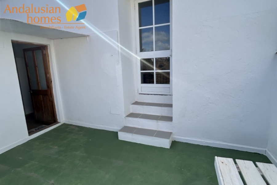 Álora property for sale, casa en venta en Álora, townhouse in Andalusia, casa típica andaluza, property in Málaga, vivienda con piscina, buy house in Spain, comprar casa en Andalucía, charming village home, casa rural con vistas, real estate in Guadalhorce Valley, propiedad cerca del Caminito del Rey, holiday home in Álora, inversión inmobiliaria en España, Spanish property investment, casa con terraza y jardín, inland Costa del Sol property, vivir en Álora, Andalusian townhouse for sale
