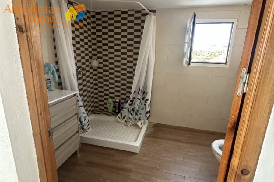 Álora property for sale, casa en venta en Álora, townhouse in Andalusia, casa típica andaluza, property in Málaga, vivienda con piscina, buy house in Spain, comprar casa en Andalucía, charming village home, casa rural con vistas, real estate in Guadalhorce Valley, propiedad cerca del Caminito del Rey, holiday home in Álora, inversión inmobiliaria en España, Spanish property investment, casa con terraza y jardín, inland Costa del Sol property, vivir en Álora, Andalusian townhouse for sale
