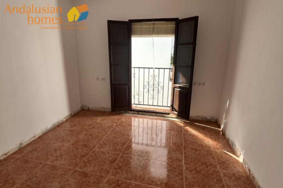 Álora property for sale, casa en venta en Álora, townhouse in Andalusia, casa típica andaluza, property in Málaga, vivienda con piscina, buy house in Spain, comprar casa en Andalucía, charming village home, casa rural con vistas, real estate in Guadalhorce Valley, propiedad cerca del Caminito del Rey, holiday home in Álora, inversión inmobiliaria en España, Spanish property investment, casa con terraza y jardín, inland Costa del Sol property, vivir en Álora, Andalusian townhouse for sale
