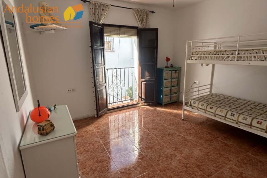 Álora property for sale, casa en venta en Álora, townhouse in Andalusia, casa típica andaluza, property in Málaga, vivienda con piscina, buy house in Spain, comprar casa en Andalucía, charming village home, casa rural con vistas, real estate in Guadalhorce Valley, propiedad cerca del Caminito del Rey, holiday home in Álora, inversión inmobiliaria en España, Spanish property investment, casa con terraza y jardín, inland Costa del Sol property, vivir en Álora, Andalusian townhouse for sale
