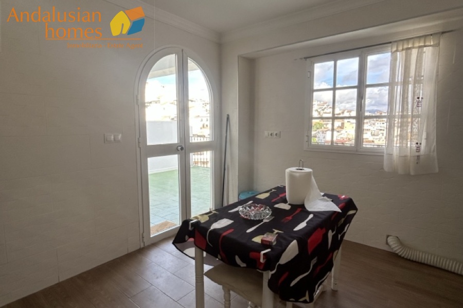 Álora property for sale, casa en venta en Álora, townhouse in Andalusia, casa típica andaluza, property in Málaga, vivienda con piscina, buy house in Spain, comprar casa en Andalucía, charming village home, casa rural con vistas, real estate in Guadalhorce Valley, propiedad cerca del Caminito del Rey, holiday home in Álora, inversión inmobiliaria en España, Spanish property investment, casa con terraza y jardín, inland Costa del Sol property, vivir en Álora, Andalusian townhouse for sale
