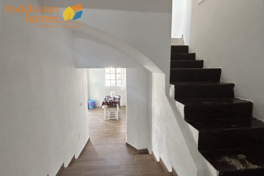 Álora property for sale, casa en venta en Álora, townhouse in Andalusia, casa típica andaluza, property in Málaga, vivienda con piscina, buy house in Spain, comprar casa en Andalucía, charming village home, casa rural con vistas, real estate in Guadalhorce Valley, propiedad cerca del Caminito del Rey, holiday home in Álora, inversión inmobiliaria en España, Spanish property investment, casa con terraza y jardín, inland Costa del Sol property, vivir en Álora, Andalusian townhouse for sale
