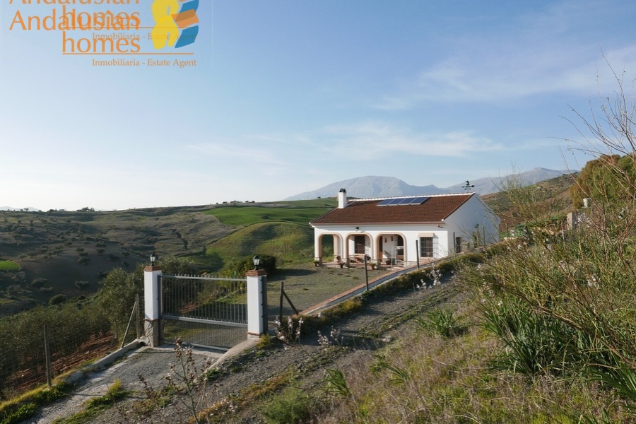 Álora property for sale, casa en venta en Álora, 3-bedroom house Álora, casa de 3 dormitorios, rural home with land, finca con terreno, Andalusian home, vivienda andaluza, house with solar panels, casa con paneles solares, fireplace home, casa con chimenea, fenced land property, terreno vallado, country house Málaga, casa rural Málaga, holiday home Spain, casa de vacaciones España, investment property Andalusia, inversión inmobiliaria Andalucía, rural retreat, retiro rural, house near Álora, casa cerca de Álora, Málaga countryside property, propiedad en el campo Málaga, self-sufficient home, vivienda autosuficiente, tranquil countryside living, vida tranquila en el campo, property with parking and storage, propiedad con aparcamiento y trastero

