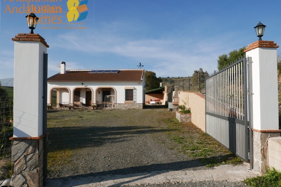Álora property for sale, casa en venta en Álora, 3-bedroom house Álora, casa de 3 dormitorios, rural home with land, finca con terreno, Andalusian home, vivienda andaluza, house with solar panels, casa con paneles solares, fireplace home, casa con chimenea, fenced land property, terreno vallado, country house Málaga, casa rural Málaga, holiday home Spain, casa de vacaciones España, investment property Andalusia, inversión inmobiliaria Andalucía, rural retreat, retiro rural, house near Álora, casa cerca de Álora, Málaga countryside property, propiedad en el campo Málaga, self-sufficient home, vivienda autosuficiente, tranquil countryside living, vida tranquila en el campo, property with parking and storage, propiedad con aparcamiento y trastero
