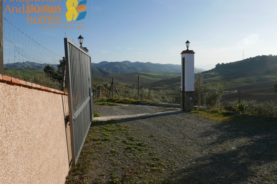 Álora property for sale, casa en venta en Álora, 3-bedroom house Álora, casa de 3 dormitorios, rural home with land, finca con terreno, Andalusian home, vivienda andaluza, house with solar panels, casa con paneles solares, fireplace home, casa con chimenea, fenced land property, terreno vallado, country house Málaga, casa rural Málaga, holiday home Spain, casa de vacaciones España, investment property Andalusia, inversión inmobiliaria Andalucía, rural retreat, retiro rural, house near Álora, casa cerca de Álora, Málaga countryside property, propiedad en el campo Málaga, self-sufficient home, vivienda autosuficiente, tranquil countryside living, vida tranquila en el campo, property with parking and storage, propiedad con aparcamiento y trastero

