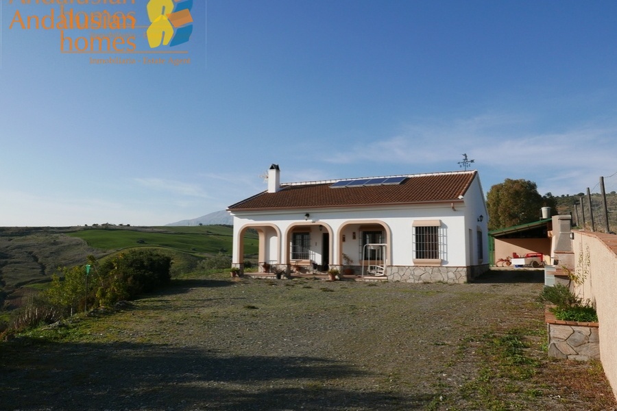 Álora property for sale, casa en venta en Álora, 3-bedroom house Álora, casa de 3 dormitorios, rural home with land, finca con terreno, Andalusian home, vivienda andaluza, house with solar panels, casa con paneles solares, fireplace home, casa con chimenea, fenced land property, terreno vallado, country house Málaga, casa rural Málaga, holiday home Spain, casa de vacaciones España, investment property Andalusia, inversión inmobiliaria Andalucía, rural retreat, retiro rural, house near Álora, casa cerca de Álora, Málaga countryside property, propiedad en el campo Málaga, self-sufficient home, vivienda autosuficiente, tranquil countryside living, vida tranquila en el campo, property with parking and storage, propiedad con aparcamiento y trastero
