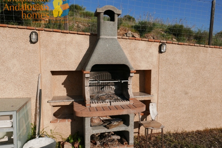 Álora property for sale, casa en venta en Álora, 3-bedroom house Álora, casa de 3 dormitorios, rural home with land, finca con terreno, Andalusian home, vivienda andaluza, house with solar panels, casa con paneles solares, fireplace home, casa con chimenea, fenced land property, terreno vallado, country house Málaga, casa rural Málaga, holiday home Spain, casa de vacaciones España, investment property Andalusia, inversión inmobiliaria Andalucía, rural retreat, retiro rural, house near Álora, casa cerca de Álora, Málaga countryside property, propiedad en el campo Málaga, self-sufficient home, vivienda autosuficiente, tranquil countryside living, vida tranquila en el campo, property with parking and storage, propiedad con aparcamiento y trastero
