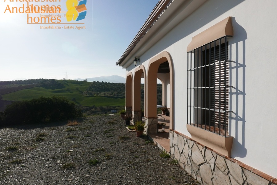 Álora property for sale, casa en venta en Álora, 3-bedroom house Álora, casa de 3 dormitorios, rural home with land, finca con terreno, Andalusian home, vivienda andaluza, house with solar panels, casa con paneles solares, fireplace home, casa con chimenea, fenced land property, terreno vallado, country house Málaga, casa rural Málaga, holiday home Spain, casa de vacaciones España, investment property Andalusia, inversión inmobiliaria Andalucía, rural retreat, retiro rural, house near Álora, casa cerca de Álora, Málaga countryside property, propiedad en el campo Málaga, self-sufficient home, vivienda autosuficiente, tranquil countryside living, vida tranquila en el campo, property with parking and storage, propiedad con aparcamiento y trastero
