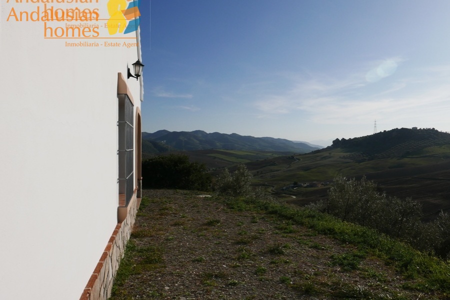 Álora property for sale, casa en venta en Álora, 3-bedroom house Álora, casa de 3 dormitorios, rural home with land, finca con terreno, Andalusian home, vivienda andaluza, house with solar panels, casa con paneles solares, fireplace home, casa con chimenea, fenced land property, terreno vallado, country house Málaga, casa rural Málaga, holiday home Spain, casa de vacaciones España, investment property Andalusia, inversión inmobiliaria Andalucía, rural retreat, retiro rural, house near Álora, casa cerca de Álora, Málaga countryside property, propiedad en el campo Málaga, self-sufficient home, vivienda autosuficiente, tranquil countryside living, vida tranquila en el campo, property with parking and storage, propiedad con aparcamiento y trastero

