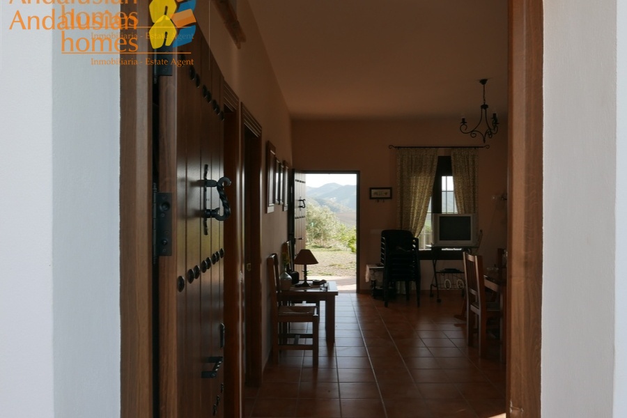 Álora property for sale, casa en venta en Álora, 3-bedroom house Álora, casa de 3 dormitorios, rural home with land, finca con terreno, Andalusian home, vivienda andaluza, house with solar panels, casa con paneles solares, fireplace home, casa con chimenea, fenced land property, terreno vallado, country house Málaga, casa rural Málaga, holiday home Spain, casa de vacaciones España, investment property Andalusia, inversión inmobiliaria Andalucía, rural retreat, retiro rural, house near Álora, casa cerca de Álora, Málaga countryside property, propiedad en el campo Málaga, self-sufficient home, vivienda autosuficiente, tranquil countryside living, vida tranquila en el campo, property with parking and storage, propiedad con aparcamiento y trastero
