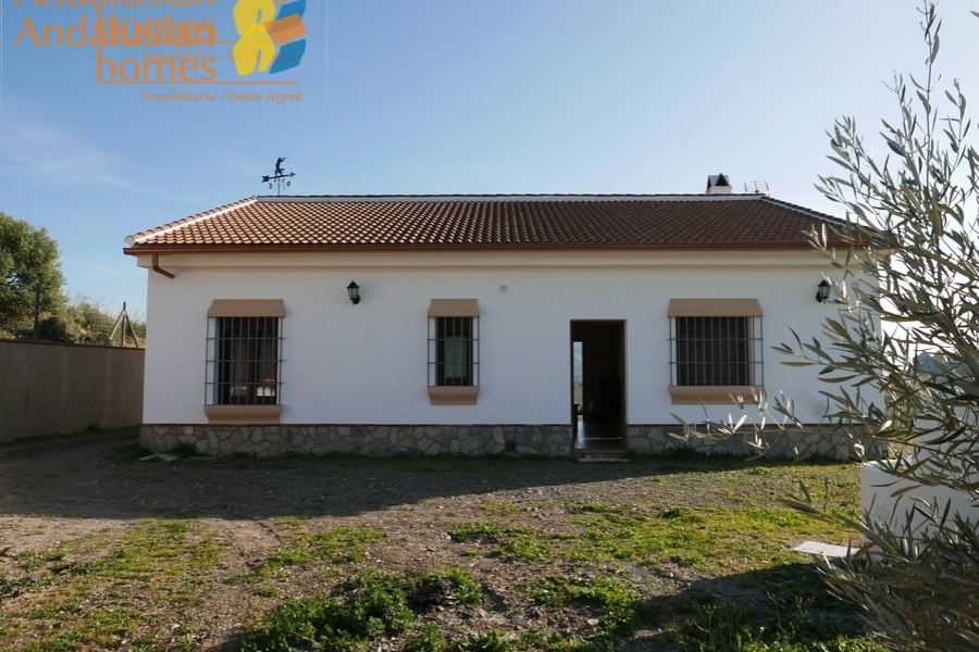Álora property for sale, casa en venta en Álora, 3-bedroom house Álora, casa de 3 dormitorios, rural home with land, finca con terreno, Andalusian home, vivienda andaluza, house with solar panels, casa con paneles solares, fireplace home, casa con chimenea, fenced land property, terreno vallado, country house Málaga, casa rural Málaga, holiday home Spain, casa de vacaciones España, investment property Andalusia, inversión inmobiliaria Andalucía, rural retreat, retiro rural, house near Álora, casa cerca de Álora, Málaga countryside property, propiedad en el campo Málaga, self-sufficient home, vivienda autosuficiente, tranquil countryside living, vida tranquila en el campo, property with parking and storage, propiedad con aparcamiento y trastero
