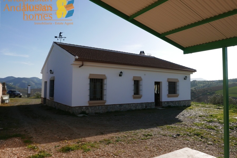 Álora property for sale, casa en venta en Álora, 3-bedroom house Álora, casa de 3 dormitorios, rural home with land, finca con terreno, Andalusian home, vivienda andaluza, house with solar panels, casa con paneles solares, fireplace home, casa con chimenea, fenced land property, terreno vallado, country house Málaga, casa rural Málaga, holiday home Spain, casa de vacaciones España, investment property Andalusia, inversión inmobiliaria Andalucía, rural retreat, retiro rural, house near Álora, casa cerca de Álora, Málaga countryside property, propiedad en el campo Málaga, self-sufficient home, vivienda autosuficiente, tranquil countryside living, vida tranquila en el campo, property with parking and storage, propiedad con aparcamiento y trastero
