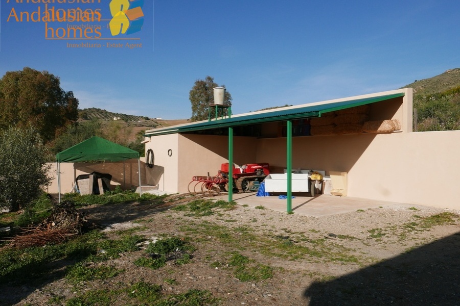 Álora property for sale, casa en venta en Álora, 3-bedroom house Álora, casa de 3 dormitorios, rural home with land, finca con terreno, Andalusian home, vivienda andaluza, house with solar panels, casa con paneles solares, fireplace home, casa con chimenea, fenced land property, terreno vallado, country house Málaga, casa rural Málaga, holiday home Spain, casa de vacaciones España, investment property Andalusia, inversión inmobiliaria Andalucía, rural retreat, retiro rural, house near Álora, casa cerca de Álora, Málaga countryside property, propiedad en el campo Málaga, self-sufficient home, vivienda autosuficiente, tranquil countryside living, vida tranquila en el campo, property with parking and storage, propiedad con aparcamiento y trastero
