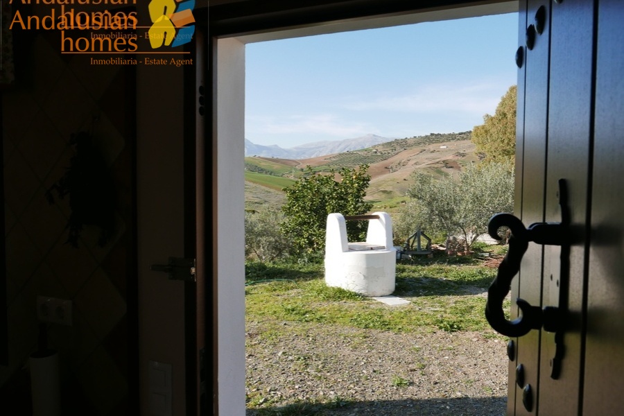 Álora property for sale, casa en venta en Álora, 3-bedroom house Álora, casa de 3 dormitorios, rural home with land, finca con terreno, Andalusian home, vivienda andaluza, house with solar panels, casa con paneles solares, fireplace home, casa con chimenea, fenced land property, terreno vallado, country house Málaga, casa rural Málaga, holiday home Spain, casa de vacaciones España, investment property Andalusia, inversión inmobiliaria Andalucía, rural retreat, retiro rural, house near Álora, casa cerca de Álora, Málaga countryside property, propiedad en el campo Málaga, self-sufficient home, vivienda autosuficiente, tranquil countryside living, vida tranquila en el campo, property with parking and storage, propiedad con aparcamiento y trastero
