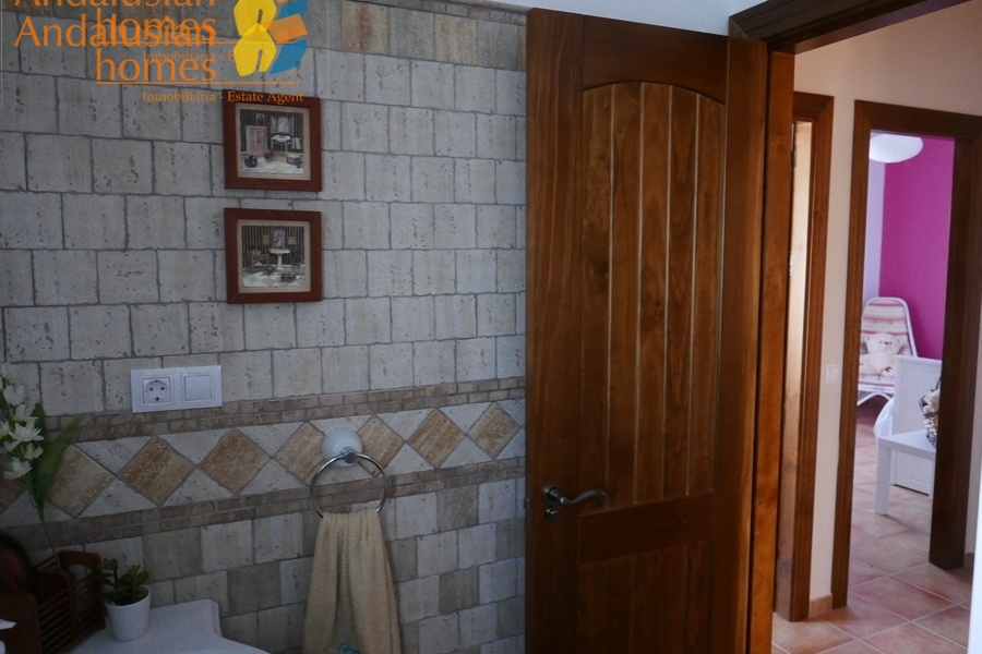 Álora property for sale, casa en venta en Álora, 3-bedroom house Álora, casa de 3 dormitorios, rural home with land, finca con terreno, Andalusian home, vivienda andaluza, house with solar panels, casa con paneles solares, fireplace home, casa con chimenea, fenced land property, terreno vallado, country house Málaga, casa rural Málaga, holiday home Spain, casa de vacaciones España, investment property Andalusia, inversión inmobiliaria Andalucía, rural retreat, retiro rural, house near Álora, casa cerca de Álora, Málaga countryside property, propiedad en el campo Málaga, self-sufficient home, vivienda autosuficiente, tranquil countryside living, vida tranquila en el campo, property with parking and storage, propiedad con aparcamiento y trastero
