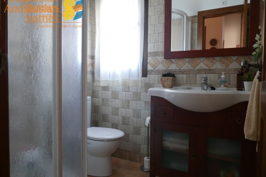 Álora property for sale, casa en venta en Álora, 3-bedroom house Álora, casa de 3 dormitorios, rural home with land, finca con terreno, Andalusian home, vivienda andaluza, house with solar panels, casa con paneles solares, fireplace home, casa con chimenea, fenced land property, terreno vallado, country house Málaga, casa rural Málaga, holiday home Spain, casa de vacaciones España, investment property Andalusia, inversión inmobiliaria Andalucía, rural retreat, retiro rural, house near Álora, casa cerca de Álora, Málaga countryside property, propiedad en el campo Málaga, self-sufficient home, vivienda autosuficiente, tranquil countryside living, vida tranquila en el campo, property with parking and storage, propiedad con aparcamiento y trastero
