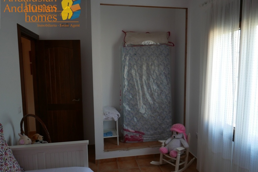 Álora property for sale, casa en venta en Álora, 3-bedroom house Álora, casa de 3 dormitorios, rural home with land, finca con terreno, Andalusian home, vivienda andaluza, house with solar panels, casa con paneles solares, fireplace home, casa con chimenea, fenced land property, terreno vallado, country house Málaga, casa rural Málaga, holiday home Spain, casa de vacaciones España, investment property Andalusia, inversión inmobiliaria Andalucía, rural retreat, retiro rural, house near Álora, casa cerca de Álora, Málaga countryside property, propiedad en el campo Málaga, self-sufficient home, vivienda autosuficiente, tranquil countryside living, vida tranquila en el campo, property with parking and storage, propiedad con aparcamiento y trastero
