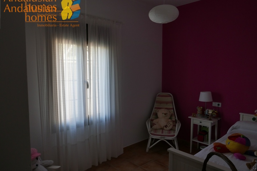 Álora property for sale, casa en venta en Álora, 3-bedroom house Álora, casa de 3 dormitorios, rural home with land, finca con terreno, Andalusian home, vivienda andaluza, house with solar panels, casa con paneles solares, fireplace home, casa con chimenea, fenced land property, terreno vallado, country house Málaga, casa rural Málaga, holiday home Spain, casa de vacaciones España, investment property Andalusia, inversión inmobiliaria Andalucía, rural retreat, retiro rural, house near Álora, casa cerca de Álora, Málaga countryside property, propiedad en el campo Málaga, self-sufficient home, vivienda autosuficiente, tranquil countryside living, vida tranquila en el campo, property with parking and storage, propiedad con aparcamiento y trastero
