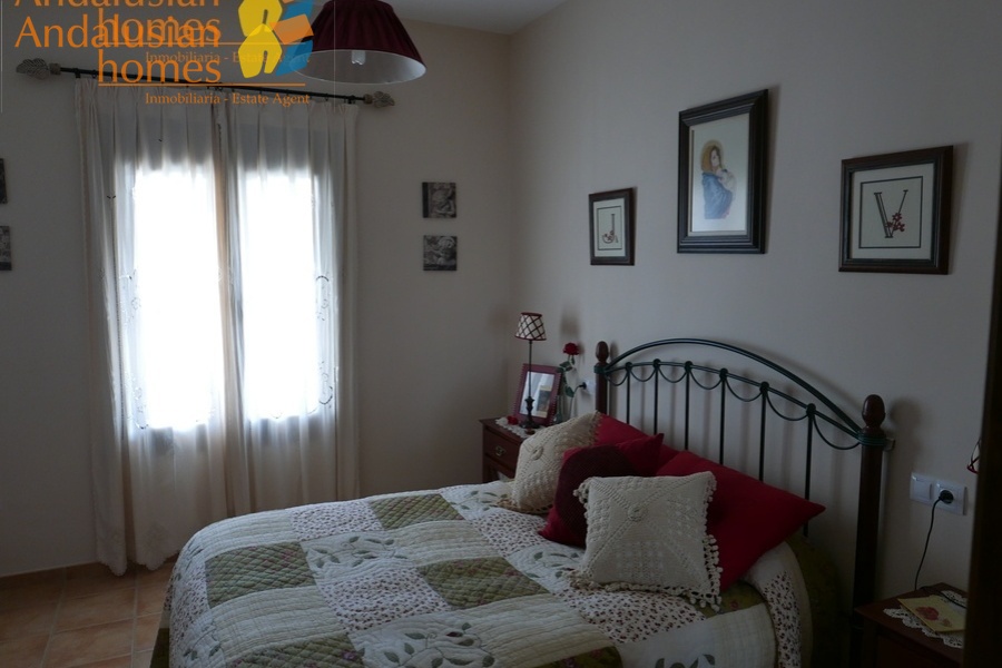Álora property for sale, casa en venta en Álora, 3-bedroom house Álora, casa de 3 dormitorios, rural home with land, finca con terreno, Andalusian home, vivienda andaluza, house with solar panels, casa con paneles solares, fireplace home, casa con chimenea, fenced land property, terreno vallado, country house Málaga, casa rural Málaga, holiday home Spain, casa de vacaciones España, investment property Andalusia, inversión inmobiliaria Andalucía, rural retreat, retiro rural, house near Álora, casa cerca de Álora, Málaga countryside property, propiedad en el campo Málaga, self-sufficient home, vivienda autosuficiente, tranquil countryside living, vida tranquila en el campo, property with parking and storage, propiedad con aparcamiento y trastero

