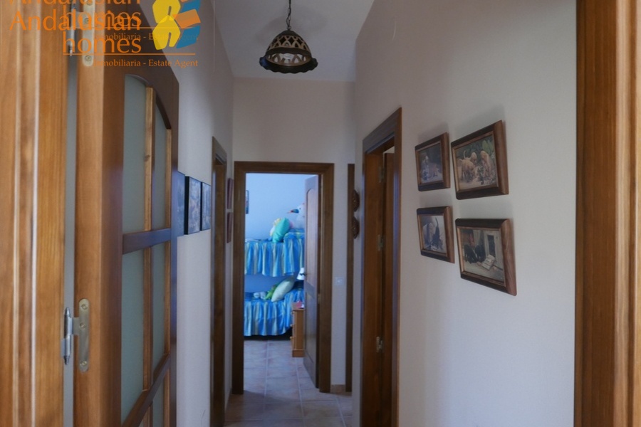 Álora property for sale, casa en venta en Álora, 3-bedroom house Álora, casa de 3 dormitorios, rural home with land, finca con terreno, Andalusian home, vivienda andaluza, house with solar panels, casa con paneles solares, fireplace home, casa con chimenea, fenced land property, terreno vallado, country house Málaga, casa rural Málaga, holiday home Spain, casa de vacaciones España, investment property Andalusia, inversión inmobiliaria Andalucía, rural retreat, retiro rural, house near Álora, casa cerca de Álora, Málaga countryside property, propiedad en el campo Málaga, self-sufficient home, vivienda autosuficiente, tranquil countryside living, vida tranquila en el campo, property with parking and storage, propiedad con aparcamiento y trastero
