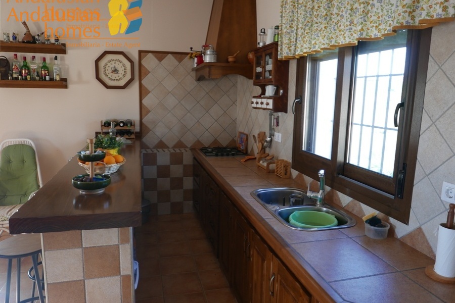Álora property for sale, casa en venta en Álora, 3-bedroom house Álora, casa de 3 dormitorios, rural home with land, finca con terreno, Andalusian home, vivienda andaluza, house with solar panels, casa con paneles solares, fireplace home, casa con chimenea, fenced land property, terreno vallado, country house Málaga, casa rural Málaga, holiday home Spain, casa de vacaciones España, investment property Andalusia, inversión inmobiliaria Andalucía, rural retreat, retiro rural, house near Álora, casa cerca de Álora, Málaga countryside property, propiedad en el campo Málaga, self-sufficient home, vivienda autosuficiente, tranquil countryside living, vida tranquila en el campo, property with parking and storage, propiedad con aparcamiento y trastero
