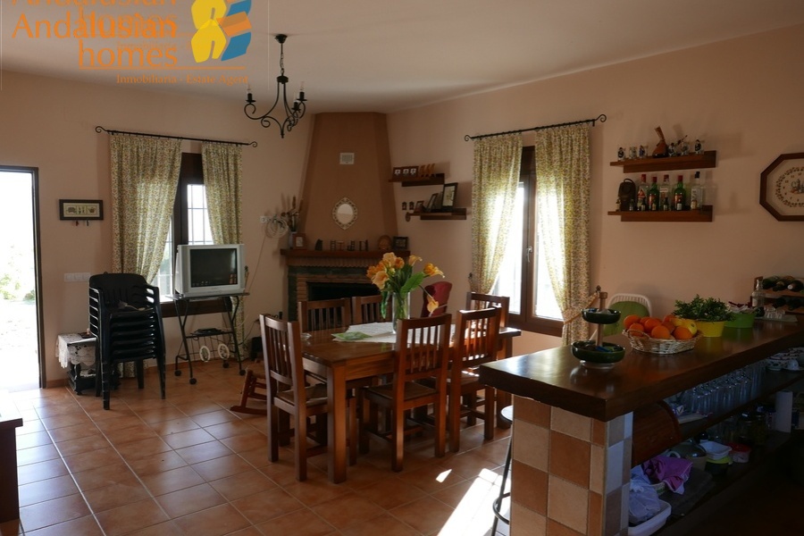 Álora property for sale, casa en venta en Álora, 3-bedroom house Álora, casa de 3 dormitorios, rural home with land, finca con terreno, Andalusian home, vivienda andaluza, house with solar panels, casa con paneles solares, fireplace home, casa con chimenea, fenced land property, terreno vallado, country house Málaga, casa rural Málaga, holiday home Spain, casa de vacaciones España, investment property Andalusia, inversión inmobiliaria Andalucía, rural retreat, retiro rural, house near Álora, casa cerca de Álora, Málaga countryside property, propiedad en el campo Málaga, self-sufficient home, vivienda autosuficiente, tranquil countryside living, vida tranquila en el campo, property with parking and storage, propiedad con aparcamiento y trastero
