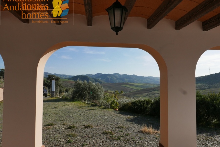 Álora property for sale, casa en venta en Álora, 3-bedroom house Álora, casa de 3 dormitorios, rural home with land, finca con terreno, Andalusian home, vivienda andaluza, house with solar panels, casa con paneles solares, fireplace home, casa con chimenea, fenced land property, terreno vallado, country house Málaga, casa rural Málaga, holiday home Spain, casa de vacaciones España, investment property Andalusia, inversión inmobiliaria Andalucía, rural retreat, retiro rural, house near Álora, casa cerca de Álora, Málaga countryside property, propiedad en el campo Málaga, self-sufficient home, vivienda autosuficiente, tranquil countryside living, vida tranquila en el campo, property with parking and storage, propiedad con aparcamiento y trastero
