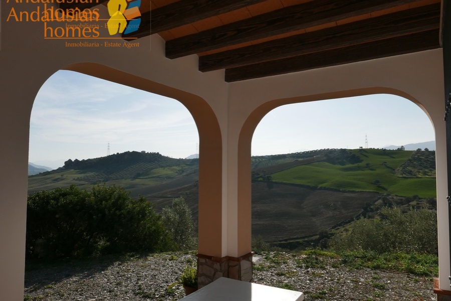 Álora property for sale, casa en venta en Álora, 3-bedroom house Álora, casa de 3 dormitorios, rural home with land, finca con terreno, Andalusian home, vivienda andaluza, house with solar panels, casa con paneles solares, fireplace home, casa con chimenea, fenced land property, terreno vallado, country house Málaga, casa rural Málaga, holiday home Spain, casa de vacaciones España, investment property Andalusia, inversión inmobiliaria Andalucía, rural retreat, retiro rural, house near Álora, casa cerca de Álora, Málaga countryside property, propiedad en el campo Málaga, self-sufficient home, vivienda autosuficiente, tranquil countryside living, vida tranquila en el campo, property with parking and storage, propiedad con aparcamiento y trastero
