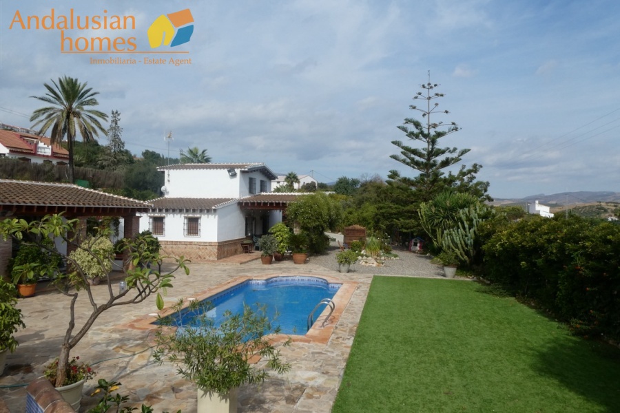 Álora property for sale, Andalusian estate, country house Spain, rural home Andalusia, villa with pool, private estate Spain, family home Andalusia, vacation home Spain, property with gardens, house with outbuildings, self-contained apartment, estate near Álora, luxury rural property, fruit trees property Spain, outdoor kitchen estate, investment property Andalusia, Spanish countryside villa, retreat near Málaga, estate with well, Spanish villa for sale
