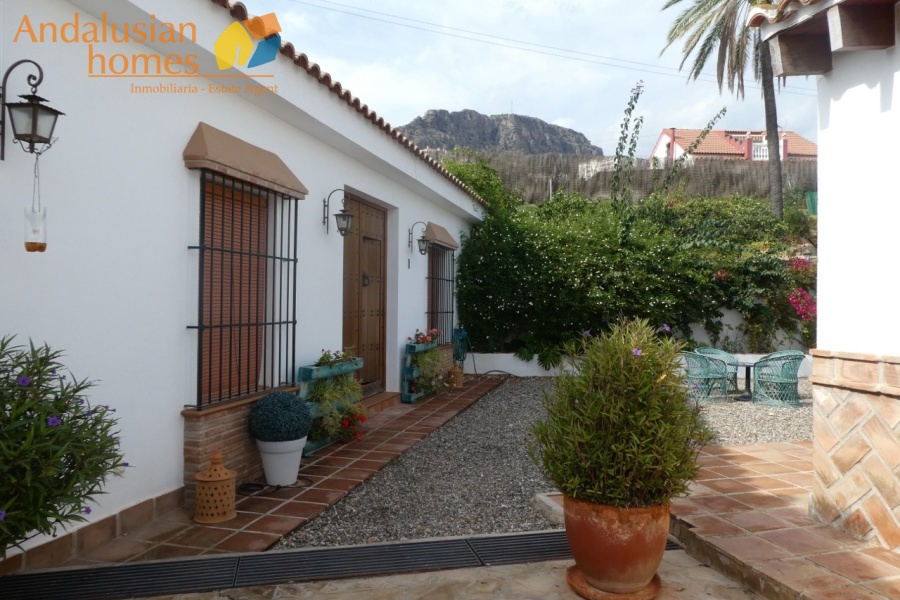 Álora property for sale, Andalusian estate, country house Spain, rural home Andalusia, villa with pool, private estate Spain, family home Andalusia, vacation home Spain, property with gardens, house with outbuildings, self-contained apartment, estate near Álora, luxury rural property, fruit trees property Spain, outdoor kitchen estate, investment property Andalusia, Spanish countryside villa, retreat near Málaga, estate with well, Spanish villa for sale
