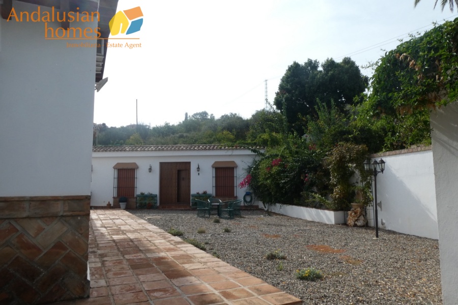Álora property for sale, Andalusian estate, country house Spain, rural home Andalusia, villa with pool, private estate Spain, family home Andalusia, vacation home Spain, property with gardens, house with outbuildings, self-contained apartment, estate near Álora, luxury rural property, fruit trees property Spain, outdoor kitchen estate, investment property Andalusia, Spanish countryside villa, retreat near Málaga, estate with well, Spanish villa for sale

