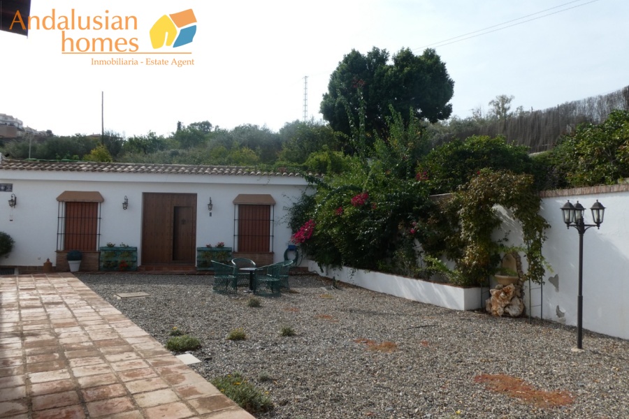 Álora property for sale, Andalusian estate, country house Spain, rural home Andalusia, villa with pool, private estate Spain, family home Andalusia, vacation home Spain, property with gardens, house with outbuildings, self-contained apartment, estate near Álora, luxury rural property, fruit trees property Spain, outdoor kitchen estate, investment property Andalusia, Spanish countryside villa, retreat near Málaga, estate with well, Spanish villa for sale
