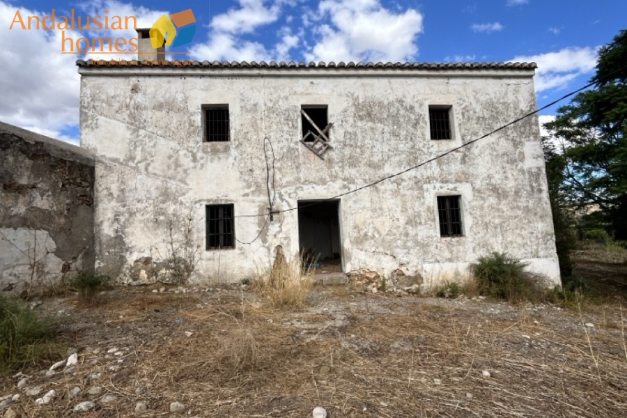 Álora property, country house for sale, Andalusian estate, renovation project, rural home, finca with land, property with potential, Spanish countryside, fireplace, walled garden, investment opportunity, house to reform. propiedad en Álora, casa de campo en venta, finca andaluza, proyecto de reforma, vivienda rural, finca con terreno, propiedad con potencial, campo español, chimenea, jardín amurallado, oportunidad de inversión, casa para reformar
