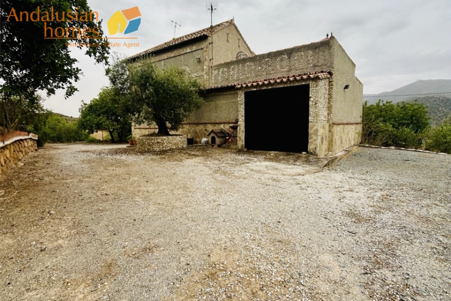 country house for sale, El Chorro property, Caminito del Rey, rural home Andalusia, finca for sale Spain, olive grove, country home Málaga, house with land, peaceful retreat, nature property, Spanish countryside, investment property, holiday home Andalusia, gated property, fireplace, olive and almond trees, casa de campo en venta, propiedad en El Chorro, Caminito del Rey, finca rústica Andalucía, casa rural Málaga, finca con olivos, casa con terreno, vivienda en la naturaleza, retiro tranquilo, propiedad rural, casa en venta España, inversión inmobiliaria, casa vacacional Andalucía, propiedad vallada, chimenea, olivos y almendros.