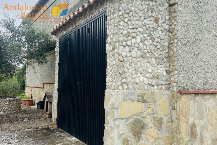 country house for sale, El Chorro property, Caminito del Rey, rural home Andalusia, finca for sale Spain, olive grove, country home Málaga, house with land, peaceful retreat, nature property, Spanish countryside, investment property, holiday home Andalusia, gated property, fireplace, olive and almond trees, casa de campo en venta, propiedad en El Chorro, Caminito del Rey, finca rústica Andalucía, casa rural Málaga, finca con olivos, casa con terreno, vivienda en la naturaleza, retiro tranquilo, propiedad rural, casa en venta España, inversión inmobiliaria, casa vacacional Andalucía, propiedad vallada, chimenea, olivos y almendros.