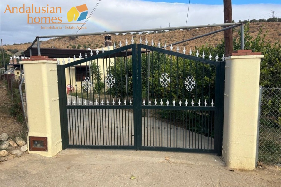 chalet for sale Álora, Las Mellizas property, country house Málaga, rural home for sale, finca Álora, house with pool Álora, property with well water, fruit trees property, peaceful rural retreat, fenced plot Álora, Andalusian countryside home, ready to move in chalet, Málaga real estate