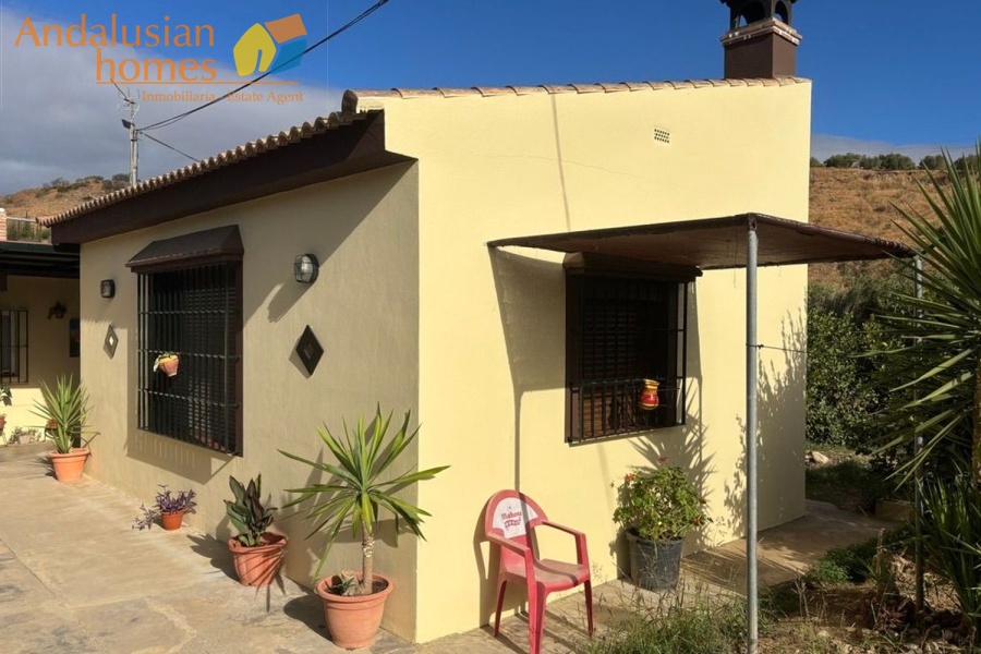 chalet for sale Álora, Las Mellizas property, country house Málaga, rural home for sale, finca Álora, house with pool Álora, property with well water, fruit trees property, peaceful rural retreat, fenced plot Álora, Andalusian countryside home, ready to move in chalet, Málaga real estate
