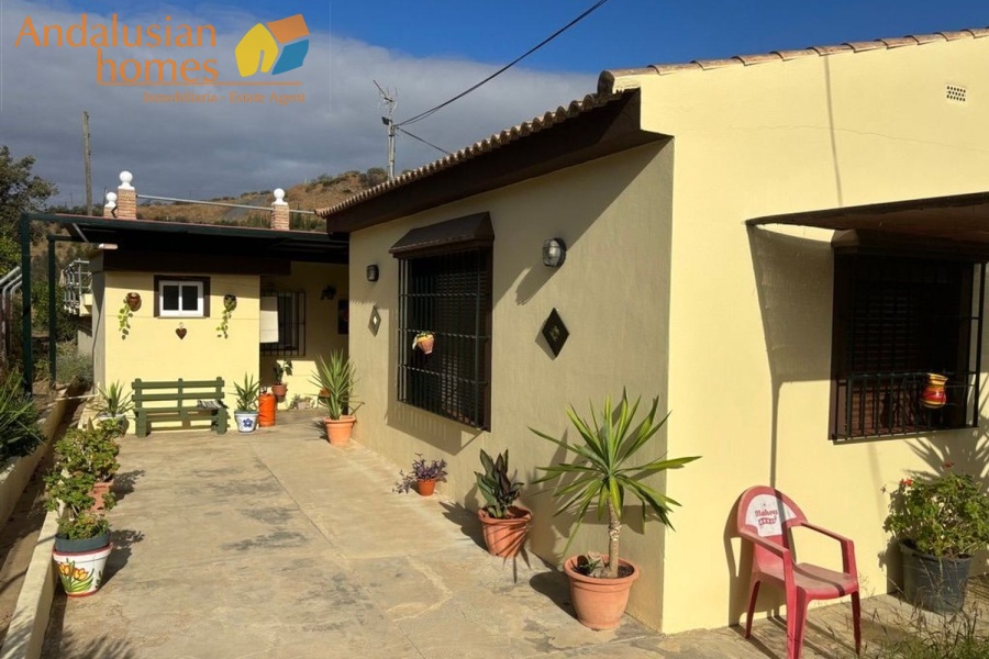 chalet for sale Álora, Las Mellizas property, country house Málaga, rural home for sale, finca Álora, house with pool Álora, property with well water, fruit trees property, peaceful rural retreat, fenced plot Álora, Andalusian countryside home, ready to move in chalet, Málaga real estate