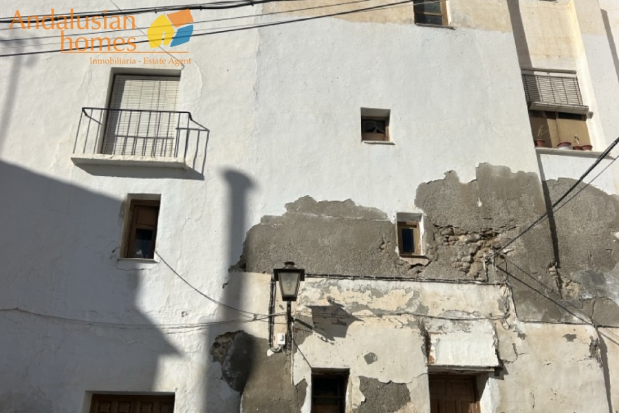townhouse for sale, renovation project, property with potential, town centre property, roof terrace, castle views, character home, investment property, multi-entrance house, project home, fixer-upper, historic townhouse