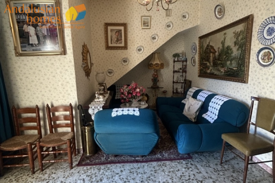 Álora property for sale, village house Álora, Andalusia real estate, house with garden Álora, multi-storey house, character property Andalusia, investment property Álora, renovation project Spain, house with separate apartment potential, traditional Spanish home, property near amenities Álora