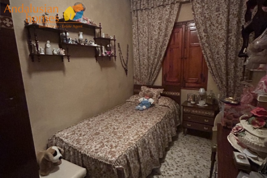 Álora property for sale, village house Álora, Andalusia real estate, house with garden Álora, multi-storey house, character property Andalusia, investment property Álora, renovation project Spain, house with separate apartment potential, traditional Spanish home, property near amenities Álora